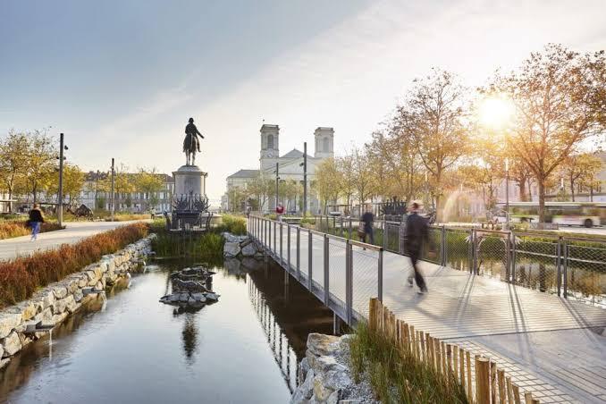 Vue aérienne du centre-ville de La Roche-sur-Yon et emplacement du 10 Central